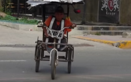 شاهد.. شرطي بلا ساقين يضبط حركة المرور