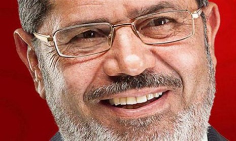 تفاصيل احتجاز الرئيس المعزول "مرسي" تفاصيل احتجاز الرئيس المعزول "مرسي"