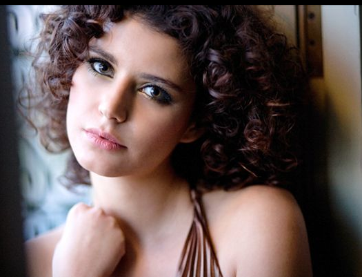 10 صور تكشف العشق بين بيرين سآت وخطيبها