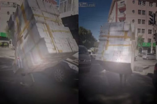 شاهد.. عامل يحمل 40 صندوقًا على ظهره