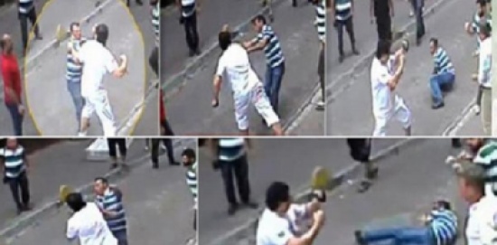 شاهد.. عربي يعارك 15 تركيا بالشارع ويشبعهم ضربا