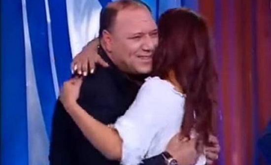بالفيديو - اقتحمت الاستديو... لمعانقة نجمها المفضّل! بالفيديو - اقتحمت الاستديو... لمعانقة نجمها المفضّل!