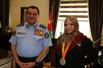 مدير الأمن العام يكرم البطلة الحجاج مدير الأمن العام يكرم البطلة الحجاج