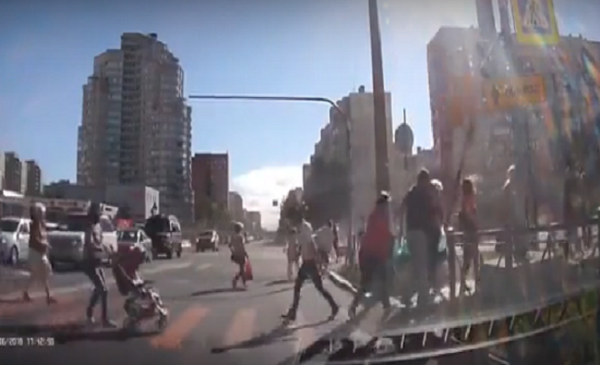 بالفيديو: لافتة مرور معدنية تسقط فوق فتاة وتصيبها