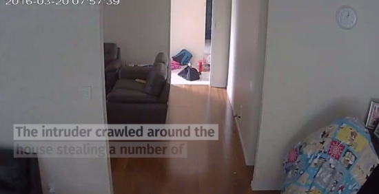 بالفيديو: لص يتخفى عن الكاميرات بالاختباء تحت لحاف أطفال