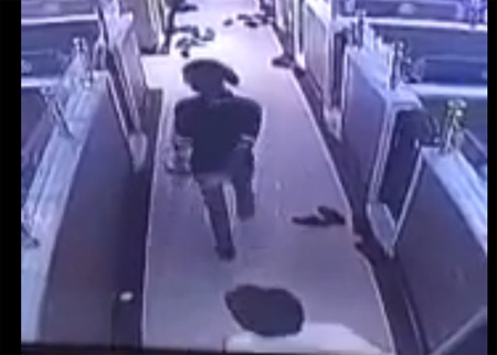 شاب يسرق حذاء في أحد المطاعم بالسعودية