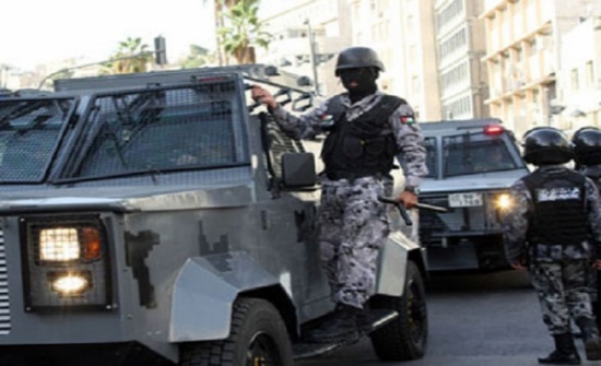 محتجون من " الحويطات "  يغلقون الطريق الصحراوي ... والدرك يتدخل