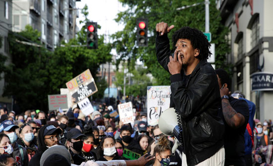 تظاهر المئات في سياتل ضد الهجمات على الأمريكيين من أصول آسيوية.. فيديو