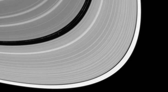 'كاسيني' يلتقط صورا مضيئة لأصغر أقمار زحل