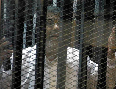 تجدد أزمة “القفص الزجاجي” في خامس جلسات محاكمة مرسي