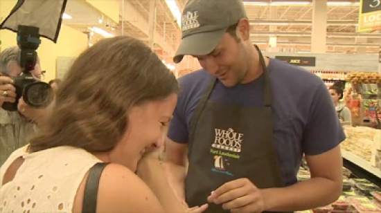 شاهد.. شاب يتنكر لطلب الزواج من حبيبته