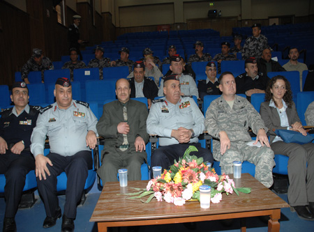 الدفاع المدني يخرج دورة مواجهة حوادث المواد الخطرة الخاصة بمرتبات الدفاع المدني الفلسطيني