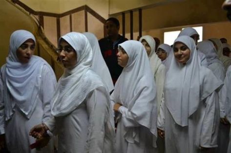 ابنة مرسي ونجل القرضاوي يهاجمان الانقلاب بعد الحكم على 14 فتاة