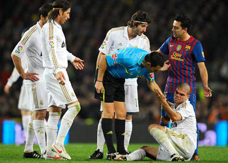منع الحكم تيكشييرا فيتيينس من إدارة مباريات ريال مدريد منع الحكم تيكشييرا فيتيينس من إدارة مباريات ريال مدريد