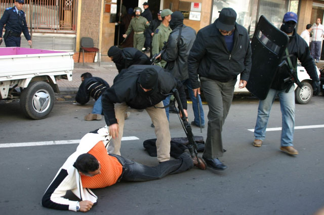 65 قتيلا بسوريا وانشقاق مئات الجنود