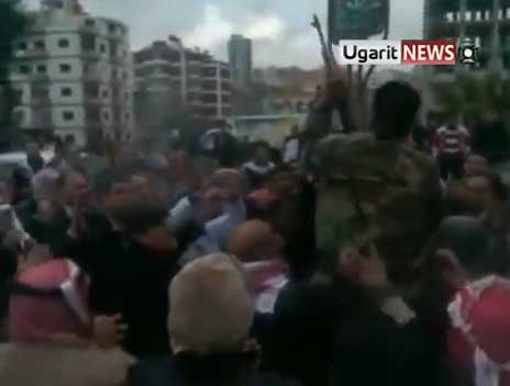 شاهدوا احد الشبيحة يقتل رفاقاً له اثناء هتافهم للاسد ( فيديو ) شاهدوا احد الشبيحة يقتل رفاقاً له اثناء هتافهم للاسد ( فيديو )