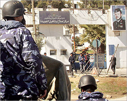 ترتيب وتنظيف غرف خاصة بسجن الجويدة لاستقبال ثلاث شخصيات متهمة بشبهات فساد ترتيب وتنظيف غرف خاصة بسجن الجويدة لاستقبال ثلاث شخصيات متهمة بشبهات فساد