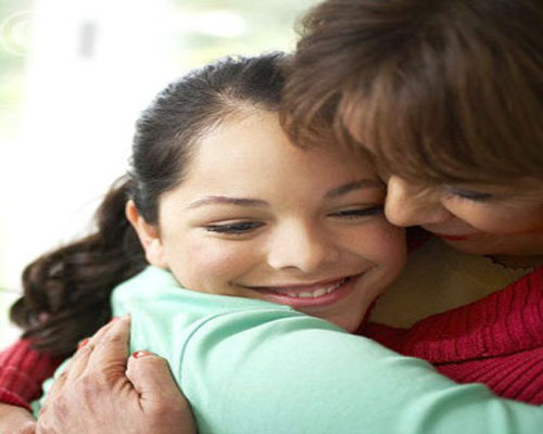 كيف تتعاملين مع ابنتك إن كانت «مغرمة»؟