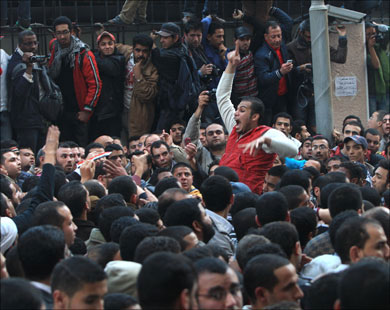 اشتباكات بين نشطاء وإخوان وسط القاهرة