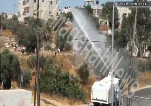 الإحتلال يعاقب المتظاهرين الفلسطينيين باغراق بيوتهم بالمياه العادمة ( فيديو ) الإحتلال يعاقب المتظاهرين الفلسطينيين باغراق بيوتهم بالمياه العادمة ( فيديو )