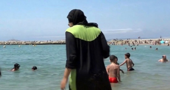 كندا تنتقد القرار.. حظر "الحجاب" على شواطئ فرنسية بعد منع "البوركيني" كندا تنتقد القرار.. حظر "الحجاب" على شواطئ فرنسية بعد منع "البوركيني"