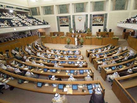 الكويتيون يختارون برلمانهم الـ 14 الخميس