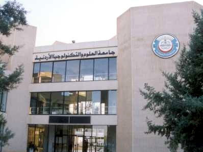خريجو التمريض في جامعة التكنولوجيا يؤدون القسم القانوني  