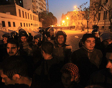 أكثر من 600 مصاب في اشتباكات بين قوات الامن ومحتجين في القاهرة