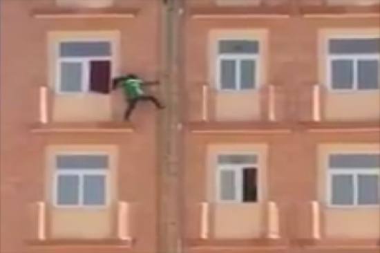 بالفيديو: خادمة تحمل أمتعتها وتهرب من شقة كفيلها بطريقة انتحارية