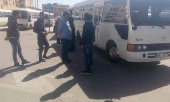 سائقو باصات في ذيبان يحتجون على اجراءات هيئة النقل..تفاصيل سائقو باصات في ذيبان يحتجون على اجراءات هيئة النقل..تفاصيل