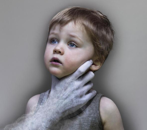 أُم أمريكية تُقِرّ بخنق طفلتيها حتى الموت