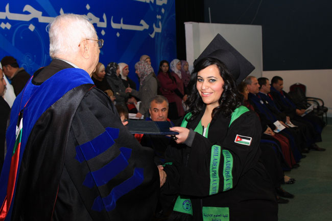 جامعة فيلادلفيا تحتفل بتخريج الفوج 18من طلبتها ( صور ) 