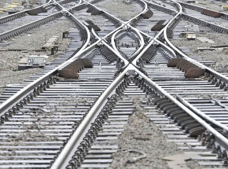 إسرائيل تبحث تمويل خط حديدي لربط "المتوسط والأحمر"