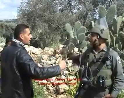 حوار بين جندي إسرائيلي من أصل عربي وبين شاب فلسطيني من قرية " نعلين " ( فيديو ) حوار بين جندي إسرائيلي من أصل عربي وبين شاب فلسطيني من قرية " نعلين " ( فيديو )