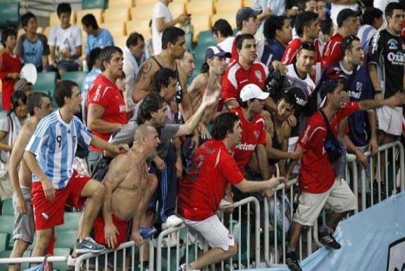 الشغب يجتاح ملاعب كولومبيا على "الطريقة المصرية" الشغب يجتاح ملاعب كولومبيا على "الطريقة المصرية"