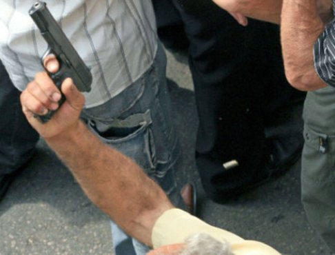 زعران يصفون حسباتهم في النزهة بالاسلحة النارية زعران يصفون حسباتهم في النزهة بالاسلحة النارية