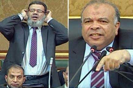 نائب بالبرلمان المصري يرفع الأذان أثناء الجلسة والكتاتني يوبخه ( فيديو )