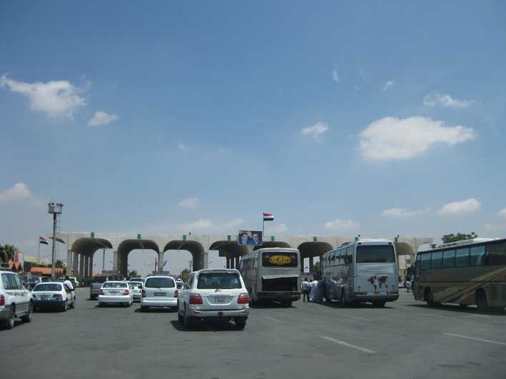 الشاحنات الاردنية في سوريا تتعرض لإطلاق نار وسلب 
