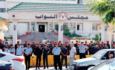 اهالي الاسرى الاردنيين في سجون الاحتلال يعتصمون امام النواب