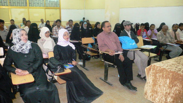 اتحاد شباب اليمن يوعون طلاب الآداب بجامعة عدن حول ظاهرة انتشار المخدرات