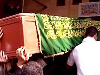 جثمان ام عادل يصل للمسجد للصلاة عليه وحيدا في الزرقاء