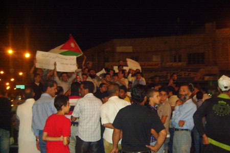 أعمال تطوعيه وزراعة أشجار لهيئة شباب كلنا الأردن في معان ( صور )