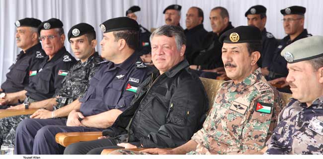الملك يرعى عرضا عسكريا في مدينة الملك عبدالله الثاني التدريبية  ( صور )