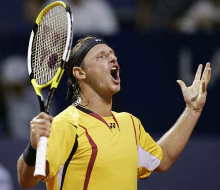 الارجنتيني نالبانديان يتقدم في بطولة البرازيل للتنس وإقصاء فيريرو  