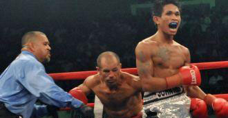 جماهير الأرجنتين تقتحم الحلبة وتعتدي على ملاكم فلبيني هزم مواطنهم ( شاهدوا الفيديو )