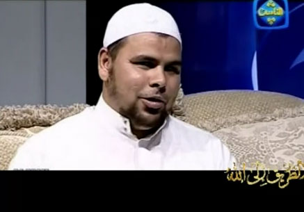  الشيخ يضرب طفلاً