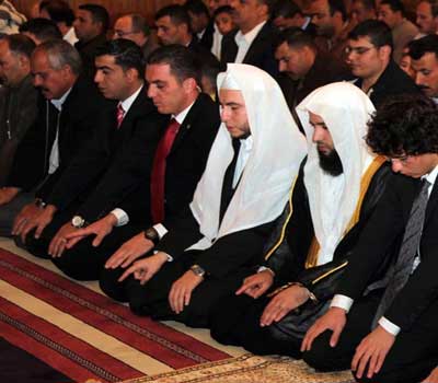 ولي العهد يؤدي صلاة الجمعة في مسجد الحسين بن طلال  ( صور )