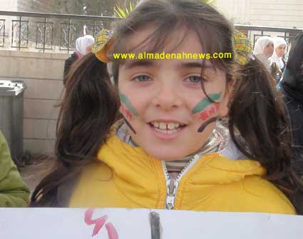 من هي هذه الطفلة " المعارضة " التي تنتشر صورها على المواقع الإخبارية ؟ ( فيديو ) 