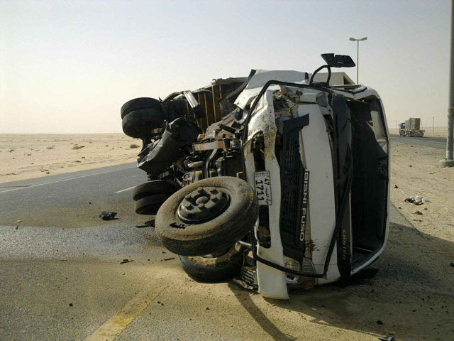 تدهور تريلا سجاد في المفرق واصابة سائقها تدهور تريلا سجاد في المفرق واصابة سائقها