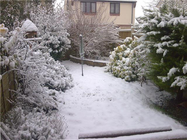 امطار غزيرة وثلوج خفيفة على المرتفعات تغلق جزئيا بعض الطرقات  